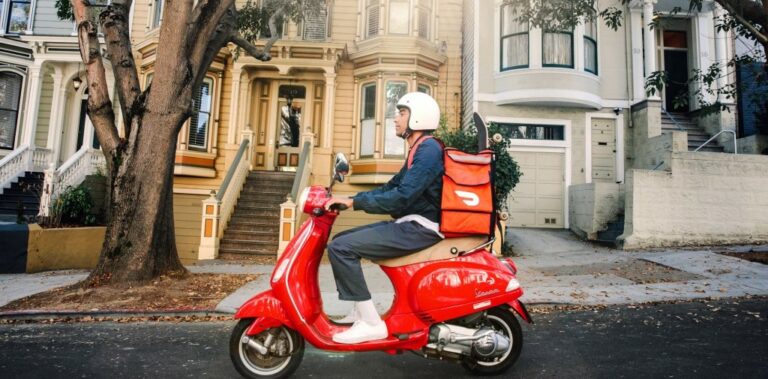 오토바이를 타고 음식 배달 중인 도어대시 배달원(Dashier), Bokeh DoorDash