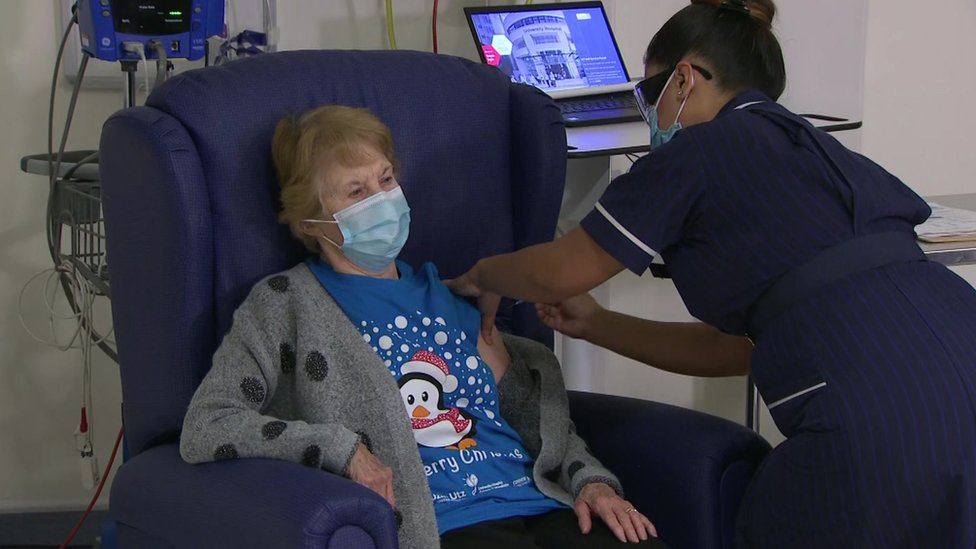 세계 최초로 코로나19 백신을 맞고 있는 영국인 Margaret Keenan, 90세