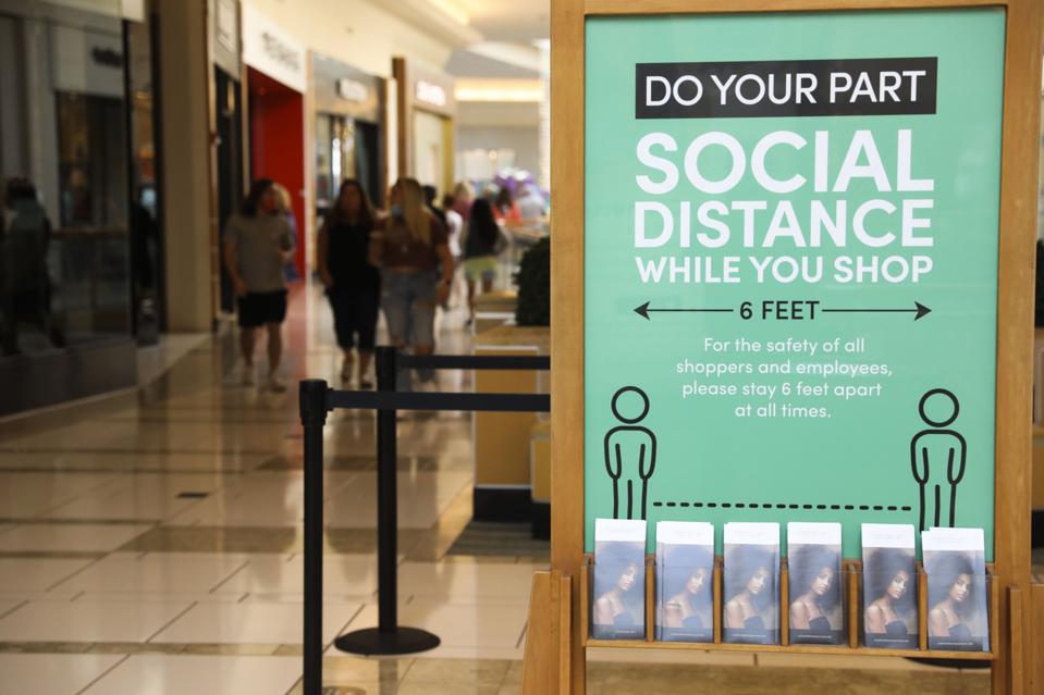 2020 블랙프라이데이 사회적 거리두기 경고가 있는 매장 풍경, Photo by Eve Edelhiet, Bloomberg