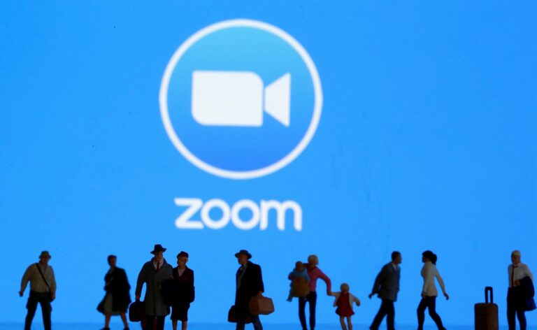 줌 로고 앞을 지나는 사람들, zoom, Image from reuters