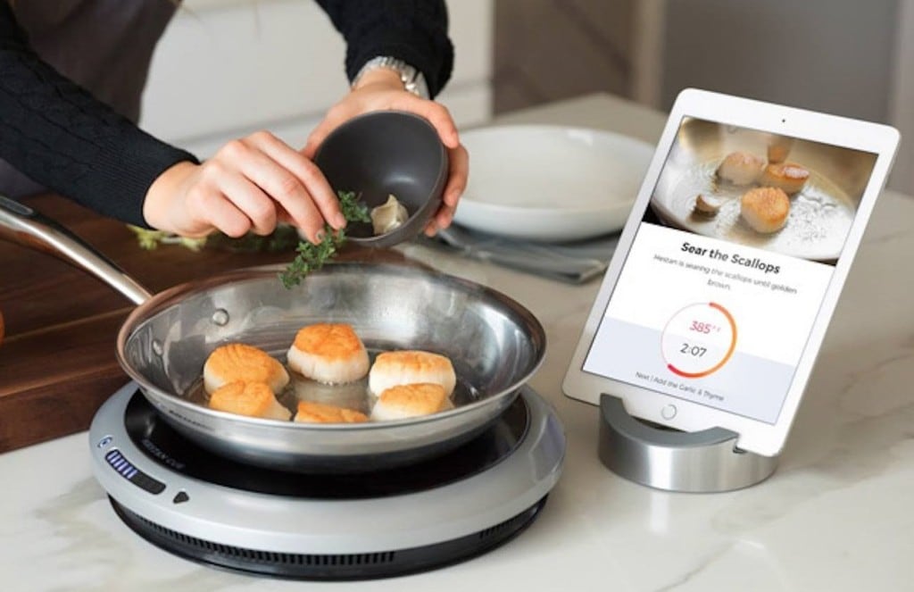 헤스탄 큐(Hastan Cue) 조리기기와 가이드 쿠킹 시스템으로 요리하는 모습, Hestan Cue Smart Cooking System