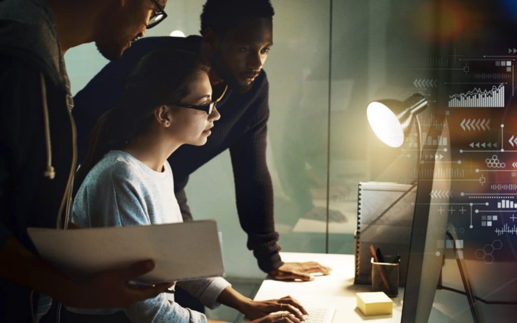 2021년 기술 트렌드., 모니터를 보면서 협의하고 있는 엔지니어들, Image from CompYIA
