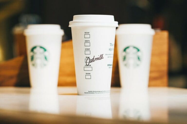 스타벅스 매장에서 판매하는 귀리우유, oat milk in starbucks, Image from livekindly