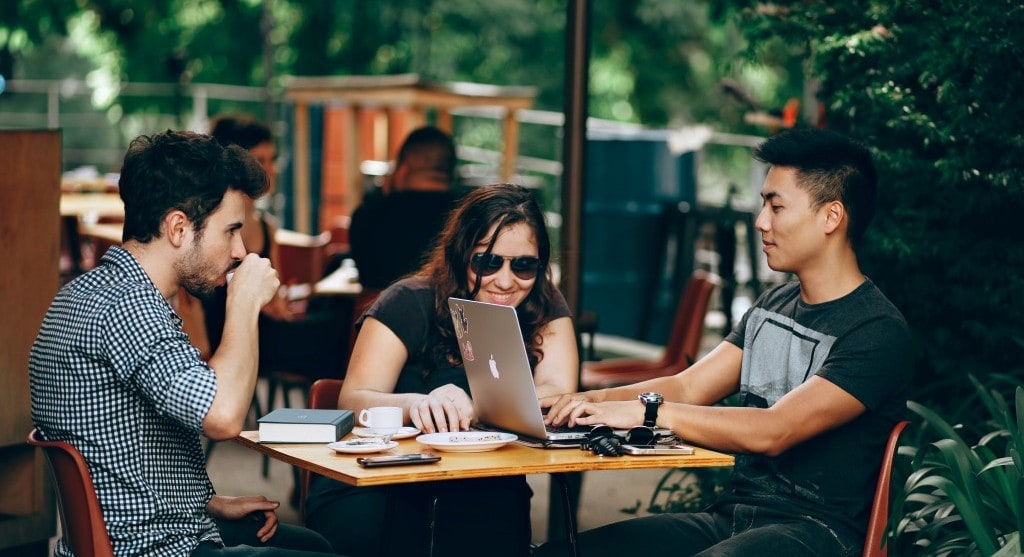 비즈니스 미팅 중 웃는 사람들, featured, Sponsored by Google Chromebooks, Photo by brooke cagle