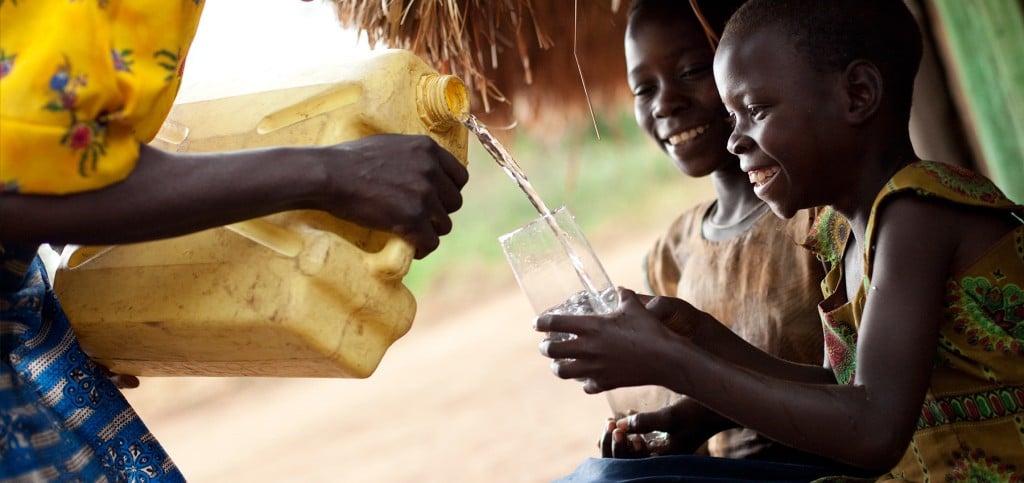 charity water 보도 사진, 가능하면 노란색을 배치해 아이덴티티를 유지하고 있다