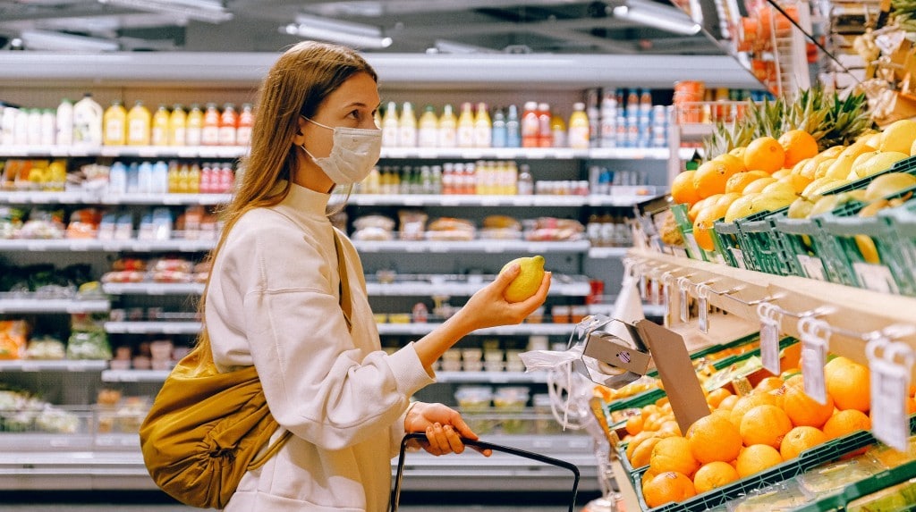 마스크를 쓴채 슈퍼에서 과일을 고르고 있는 여성 쇼핑객, in coop looking fruits, Photo by Anna Shvets