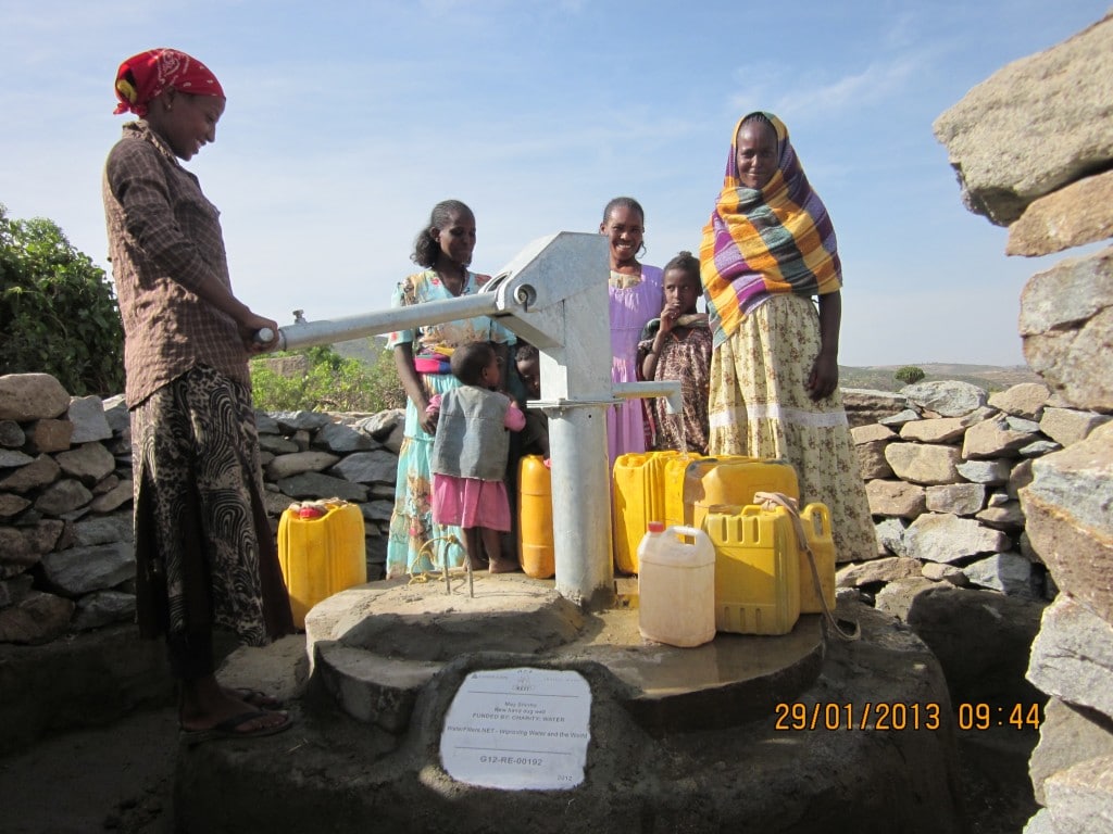 에티오피아 메이 신트로 지역에 만들어진 펌프 시스템,  May Shintro Community Now Has Clean Drinking Water, Image from waterfilters.net.