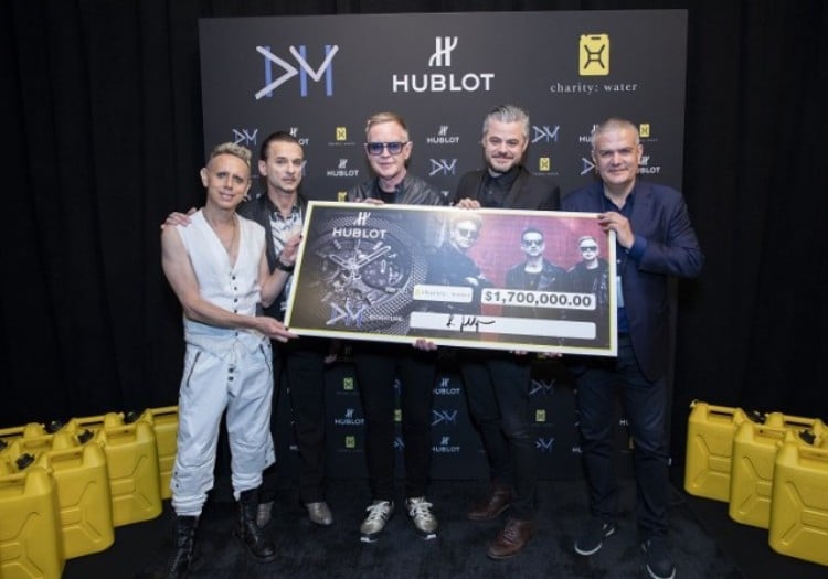 영국 뉴 웨이브 밴드 Depeche Modes는 170만 당러를 모금, Depeche Mode and Ricardo Guadalupe hand over the check to Scott Harrisson from charity water association, Image from hautetime