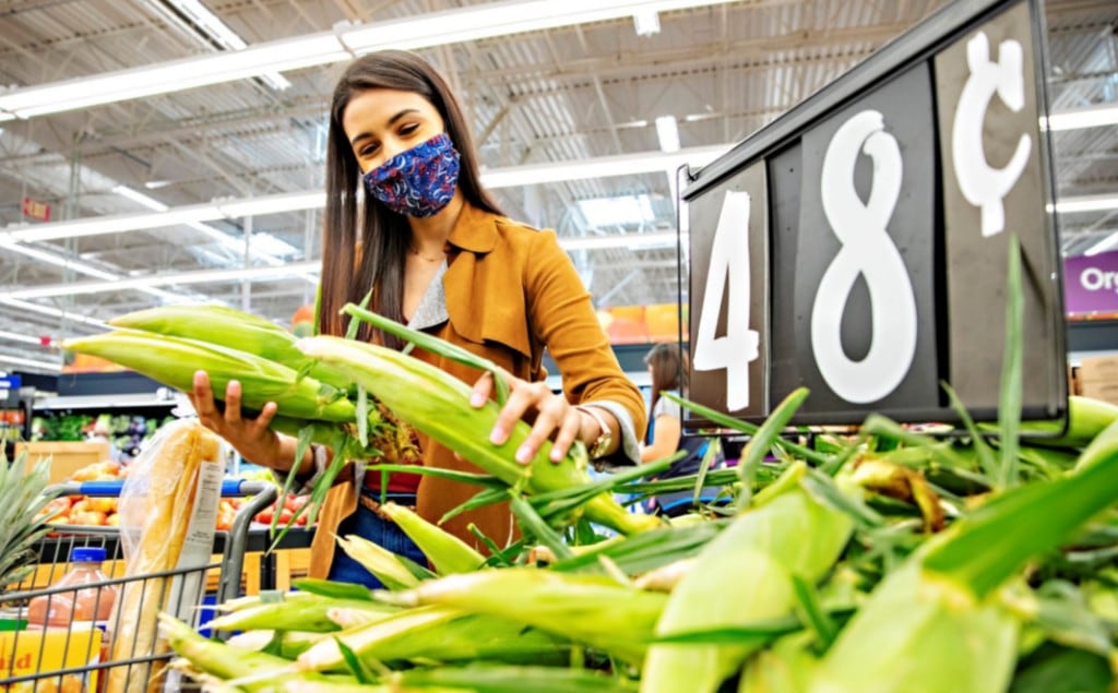 월마트에서 옥수수를 살펴보고 있는 여성 쇼핑객, Image from Walmart