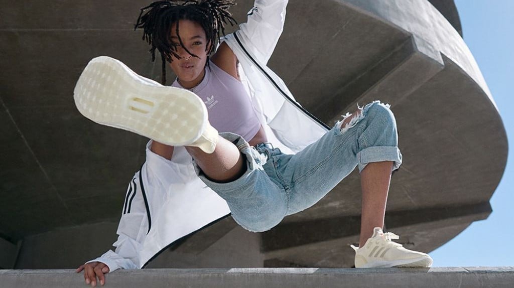 아디다스 2019 연례보고서 이미지, 아디다스를 신고 운동하고 있는 소녀, Image from Adidas