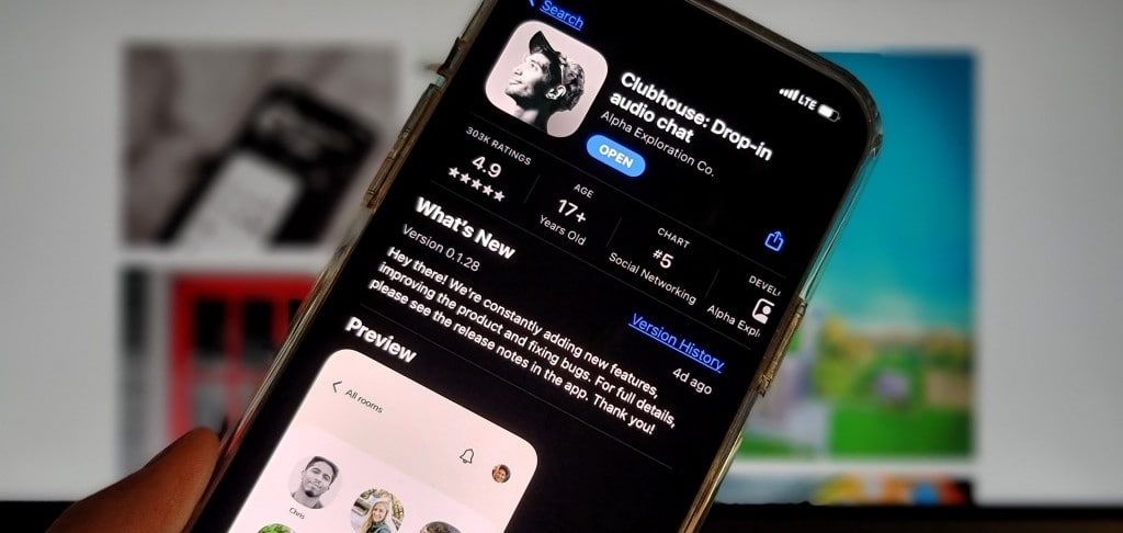 클럽하우스는 미디어 발전의 당연한 수순 - 클럽하우스 혁신 요소는 무엇일까 by Ben Thompson 16 스마트폰에서 클럽하우스를 사용하는 모습, clubjouse in smartphone, Photo by Erin Kwon