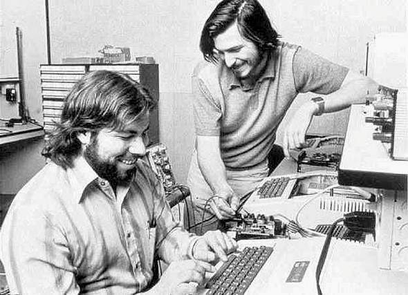 컴퓨터를 사용하면서 웃으며 이야기하는 스티브 잡스와 워즈니악, Steve Jobs and Steve Wozniak working on Apple II, Image from MacDailyNews