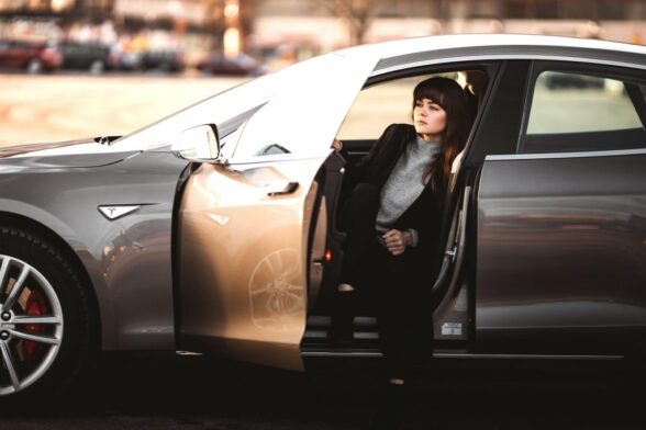 테슬라 전기차를 타고있는 소녀, A girl in a Tesla,Featured, Photo by Taneli Lahtinen