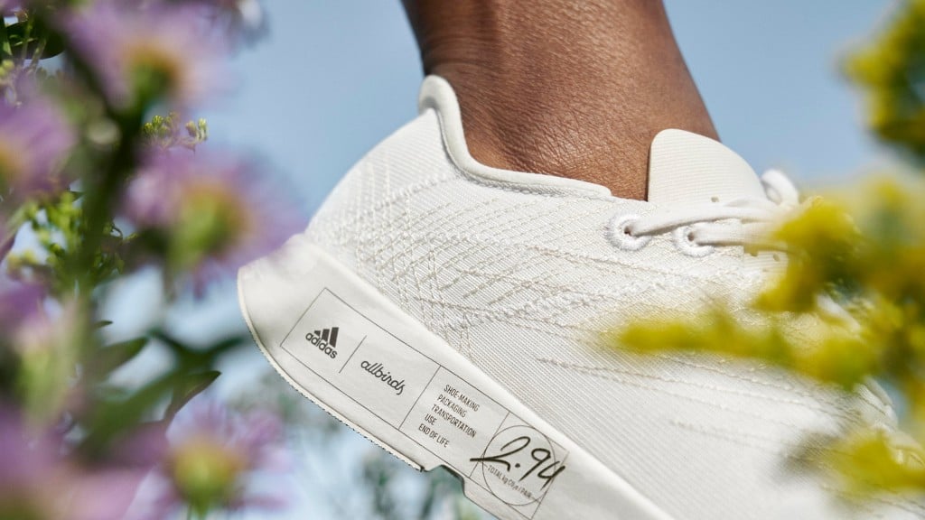 아디다스와 올버즈 협업해 태어난 FUTURECRAFT.FOOTPRINT 제품 측면, 탄소배출양을 표시, Image from ADIDAS