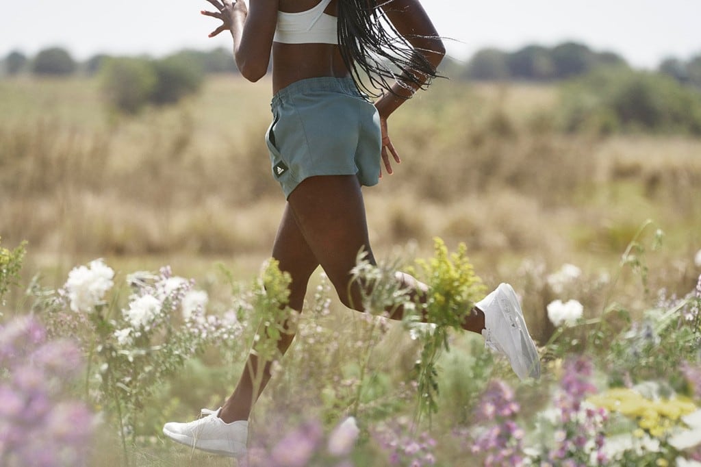 아디다스와 올버즈 협업해 태어난 FUTURECRAFT.FOOTPRINT를 신고 달리는 흑인 여성 모델, Image from ADIDAS