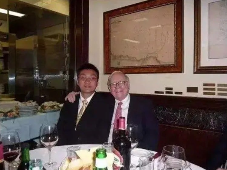 알리바바를 제친 중국 최다 사용 쇼핑앱, 판둬둬 성공요인 7가지 3 웨렌 버핏과의 점심 시가에서 포즈를 위한 웨렌 버핏과 당시 구글 엔지니어였던 황정