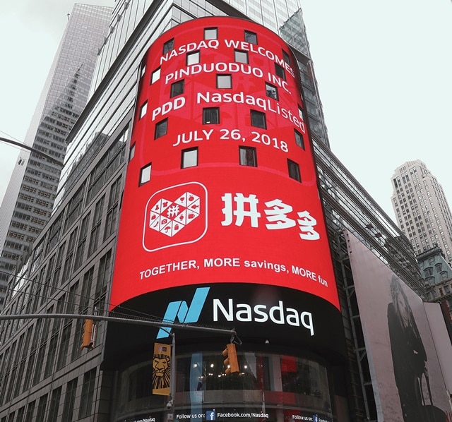 알리바바를 제친 중국 최다 사용 쇼핑앱, 판둬둬 성공요인 7가지 6 창업 3년만인 2018년 7월 26일 나스닥 상장한 핀둬둬(拼多多), 상장을 축하하는 나스닥 전광판, Image from REUTERS