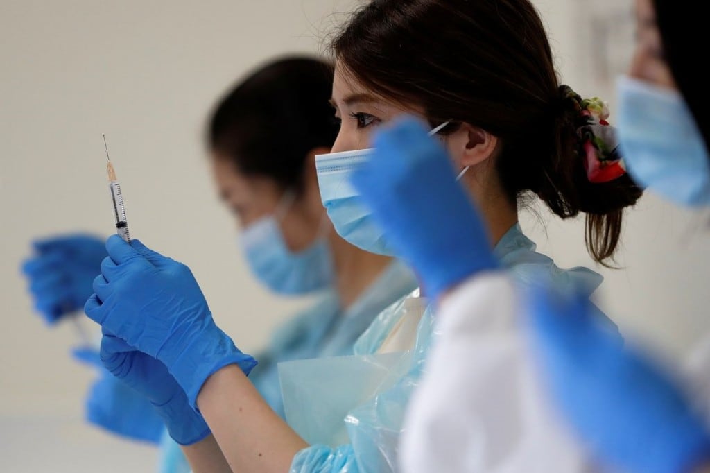코로나 백신 접중을 준비중인 일본 고베 간호사, Photo by  ISSEI KATO, REUTERS