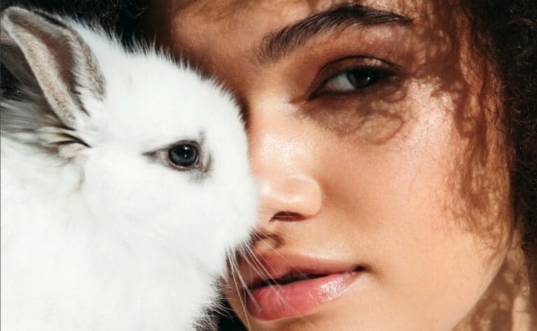 강아지를 안고 있는 츄이 고객, 츄이 실적 보고서에서, Image from Chewy