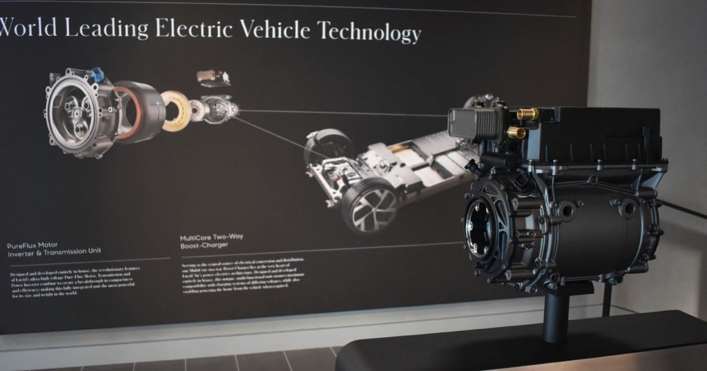 루시드 전기차가 거실같은 미래 컨셉의 루시드 전시장을 만든 이유 50 루시드 디자인 스튜디오, 박물관같은 설명 장치, Lucid Motors Design Studio Lucid Air Motor Display