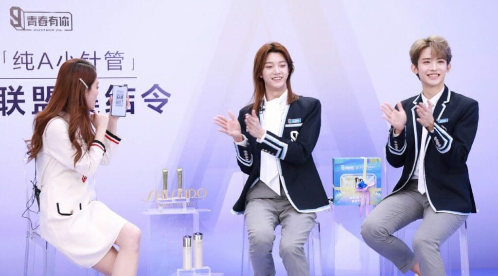 중국 스킨케어 시장을 석권한 시세이도 중국 전략 4가지 21 시세이도는 iQIYI의 Youth With You 쇼의 인기있는 두 명의 연습생을 초대해 Vital Perfection 제품을 홍보, Shiseido-Youth With You, Image from Shisedo Webo
