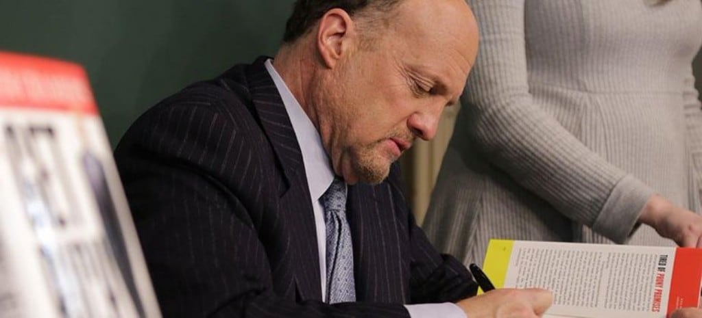짐 크레이머의 신작 Get Rich 저자 싸인회에서 싸인해주고 있는 짐 크레이머,, Jim Cramer, Image from Jim Cramer's twitter