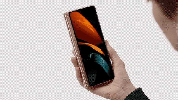갤럭시 Z 폴드 2 이미지, 신형 갤럭시 Z 폴드는 이전과 동일 방식으로 작동할 것으로 예상, The Galaxy Z Fold 3 will likely open in the same way as the Z Fold 2, Image from Samsung