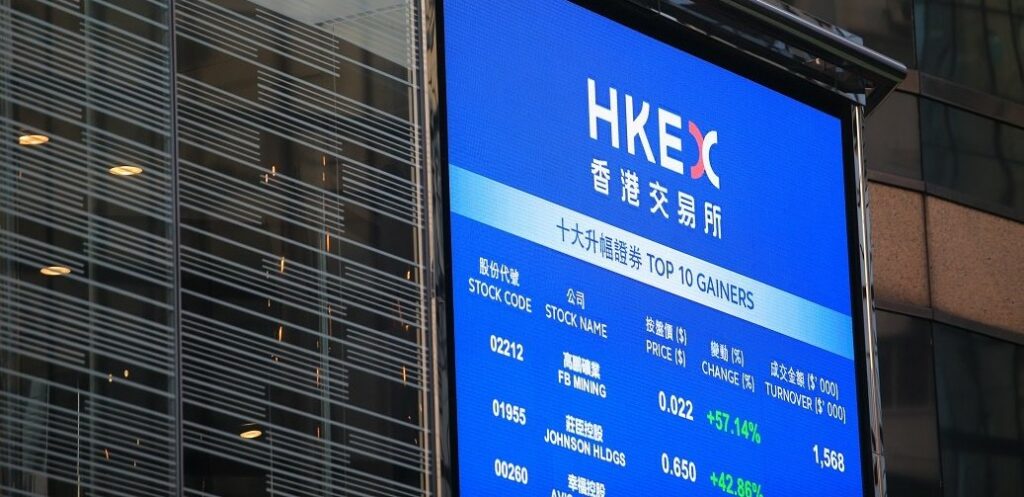 홍콩 주식 거래소 전광판, hong-kong-stock-exchange, Image from CFI