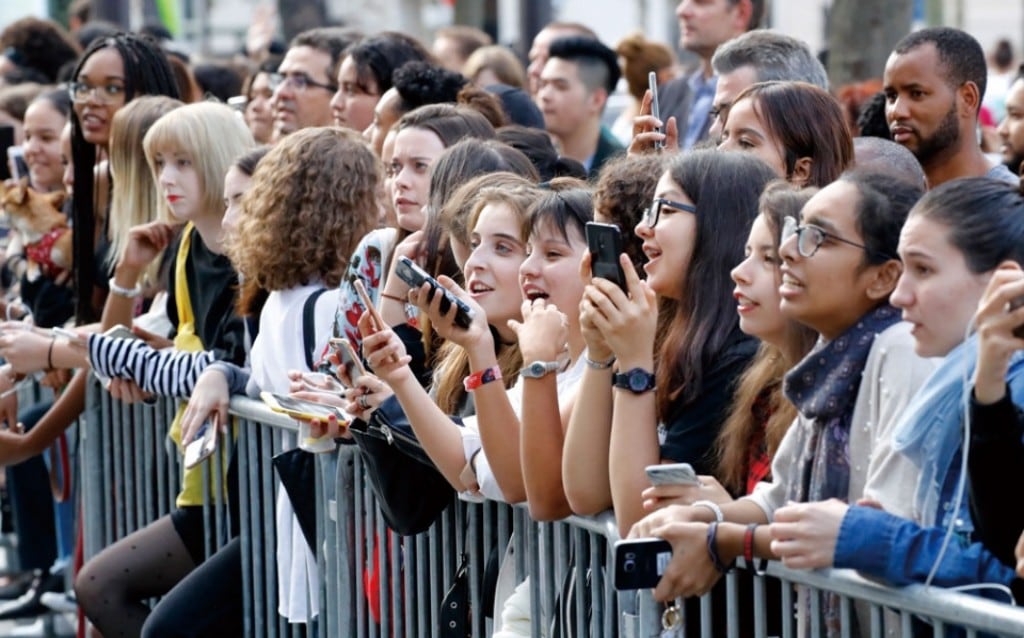 2018년 10월14일 프랑스 파리 트레지엄 아트 극장에서 열린 ‘한-불 우정의 콘서트’장 앞에서 프랑스 팬들이 ‘BTS(방탄소년단)’를 연호하며 기다리고 있는 모습, ⓒ연합뉴스