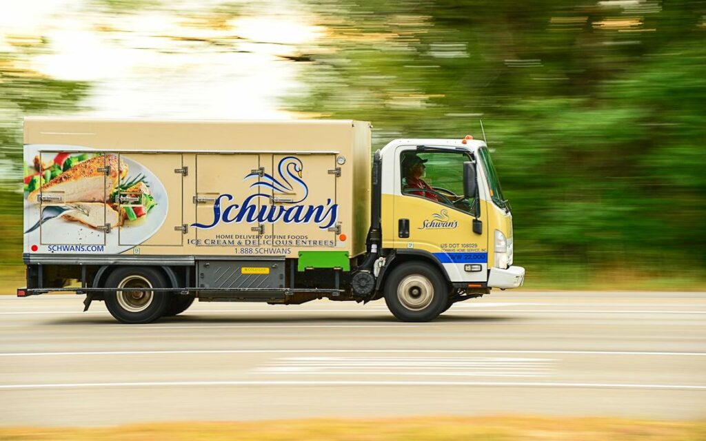 비비고 만두는 어떻게 미국인 입맛을 사로 잡았을까? CJ제일제당 비비고 만두 사례 19 CJ제일제당이 인수한 미국 배송망을 갖춘 슈완스 컴퍼니(Schwan's Company) 배송 차량