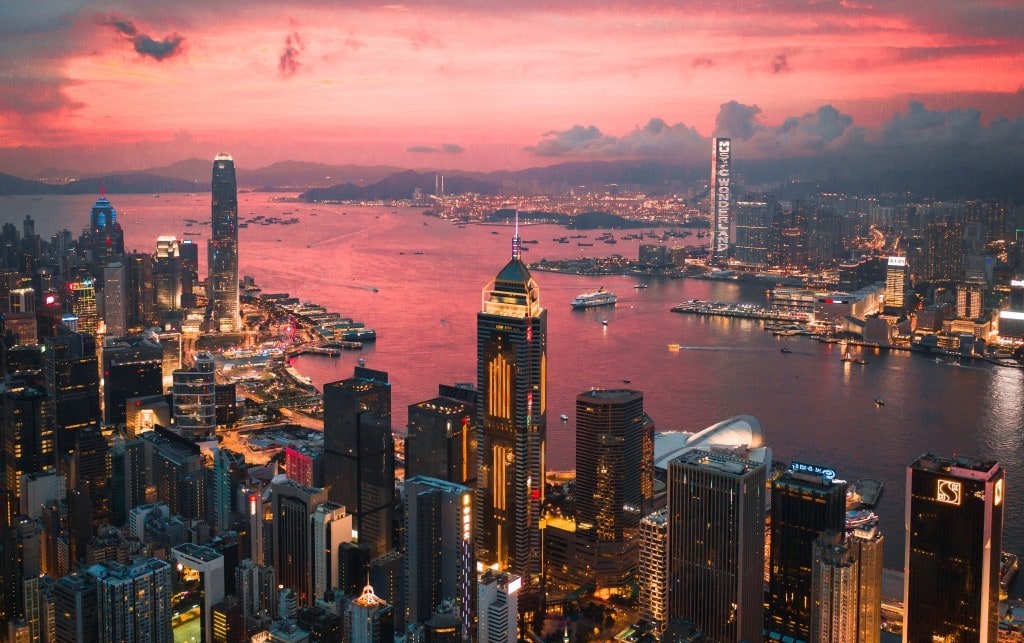 매직아워에 석양에 물든 홍콩 빅토리아 항구 풍경, Cityscape of the Victoria Harbour region of Hong Kong during a magical sunset, Photo by MansonYim