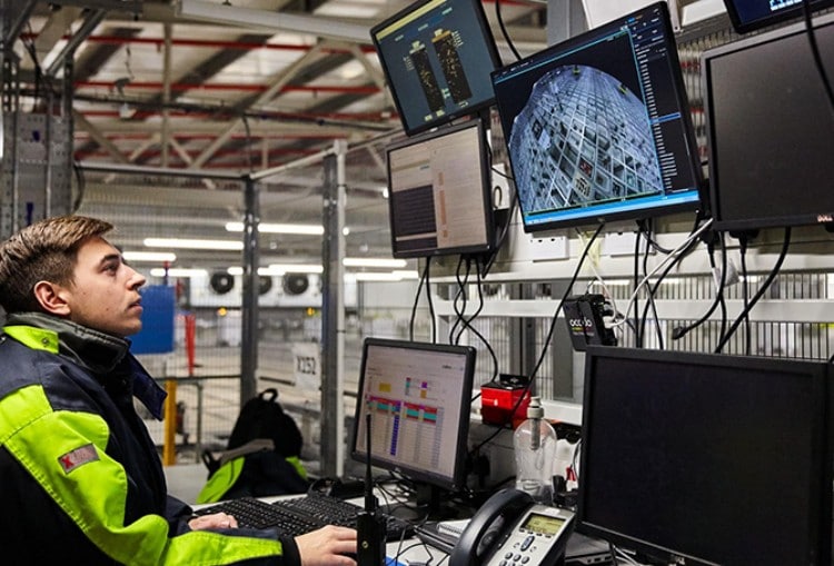 오카도 플필먼트 창고에서 로봇 작동 상황을 모니터링하는 모습