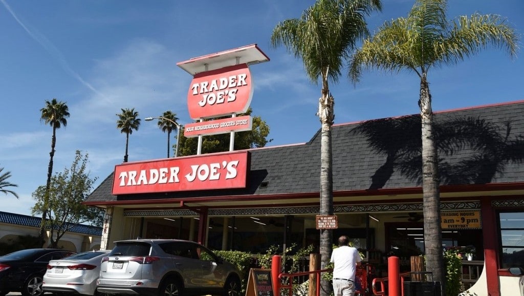 비비고 만두는 어떻게 미국인 입맛을 사로 잡았을까? CJ제일제당 비비고 만두 사례 21 캘리포니아 패서 디나에 있는 Trader Joe 식료품점, The original Trader Joe's grocery store in Pasadena, California, Photo by CHRIS PIZZELLO, ASSOCIATED PRESS