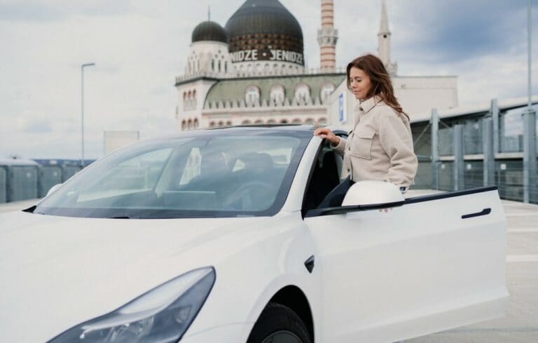 테슬라 모델 3를 타는 여인, Jenny Ueberberg, female entrepreneur driving her Tesla Model 3, Photo by Jenny Ueberberg