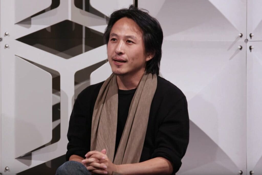 틱톡의 기발한 초기 사용자 확보 방법과 사용자 유지 전략 2가지 26 틱톡이 인수한 뮤지컬리 창업자 알렉스 츄가 2016년 컨퍼런스에서 이야기하고 있다. Alex Zhu speaking at the #ProductSF conference in 2016, Image from Youtube