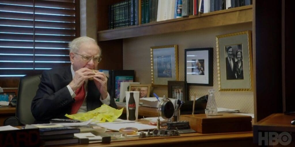 HBO 다큐멘터리 '워렌 버핏 되기(Becoming Warren Buffett)에서 사무실에서 맥도날드 샌드위치를 먹고 있는모습, Warren Buffett in his office