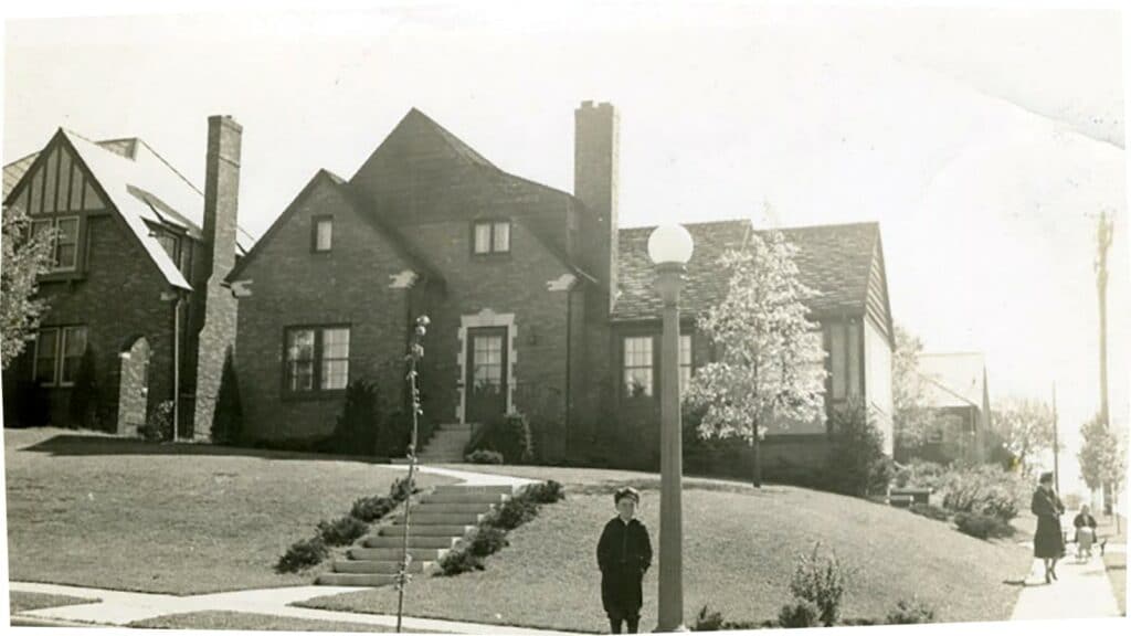 어린 시절 집을 배경으로 포즈를 취한 워렌 버핏, Warren Buffett stands in front of his childhood home in Omaha.Courtesy of Susie Buffett.jpg