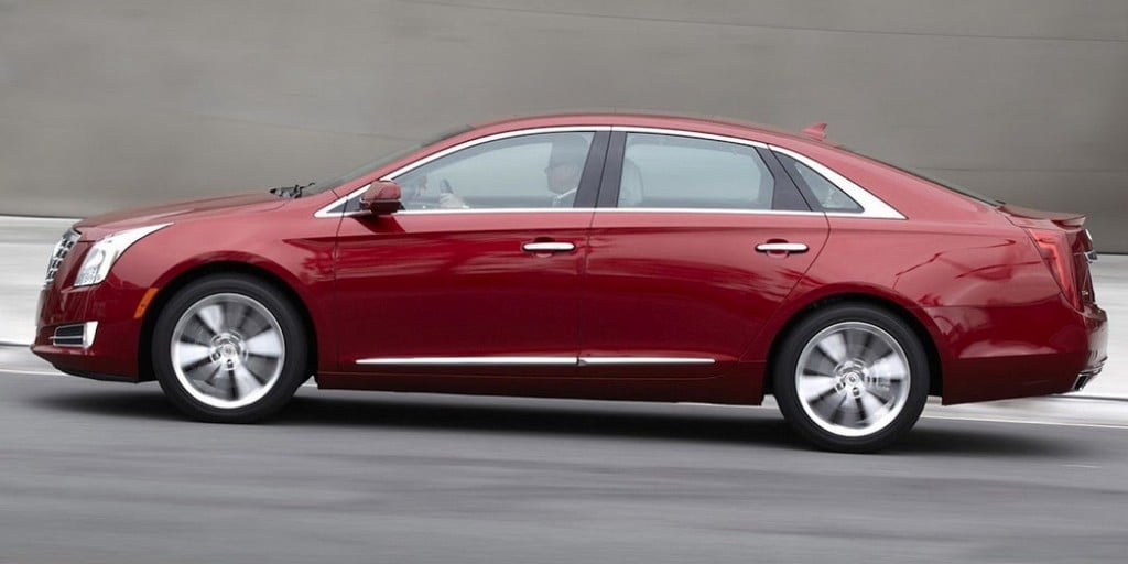 워렌 버핏이 2017년에 단돈 45,000달러에 구입한 2014년산 Cadillac XTS, 워레 버친이 드라이빙 하는 모습, Celebs driving cheap cars, Image from Carcoops