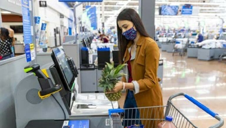 월마트 매장 계산대에서 상품을 꺼내는 여인, Image from Walmart