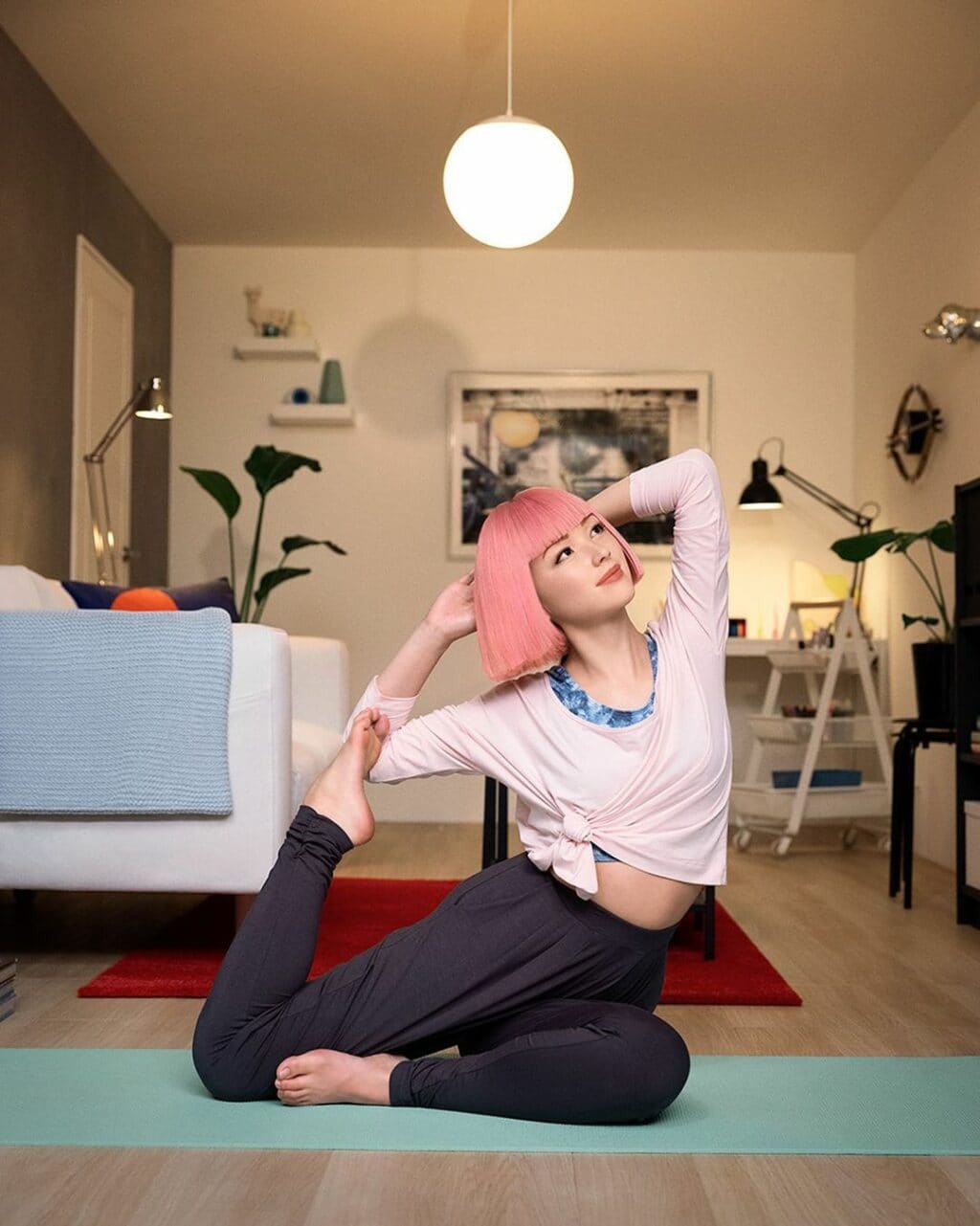 일본 버추얼 인플러언서 임마(imma)는 20년 8월 이케아 광고 모델로 활동,이케아 가구로 꾸며진 방에서 요가하고 있는 모습, Image from imma instagram