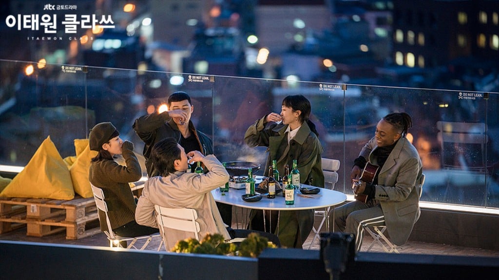 이태원 클라쓰, 성공을 축하하는 단밤 직원들, Image from JTBC.