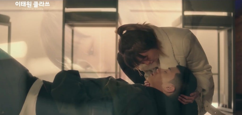 이태원 클라쓰, 술마시고 과로로 뻗어버린 박 세로이에게 입맞춤하는 조이서, Image from JTBC