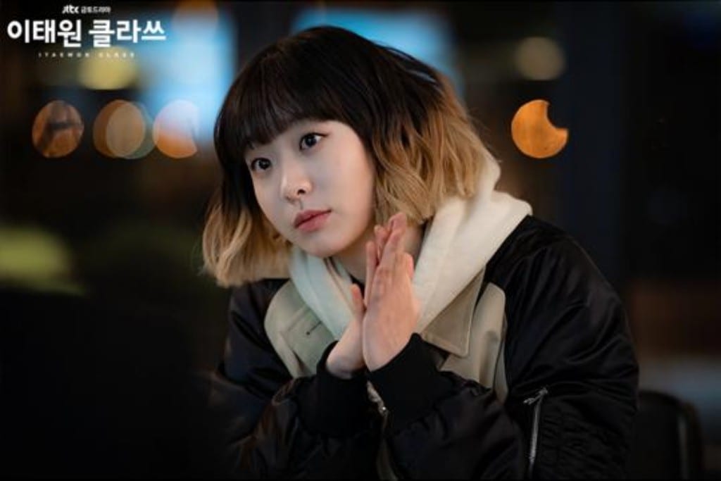 이태원 클라쓰, 반성문대신 박 세로이 얼굴을 그리고 있는 조이서, Image from JTBC