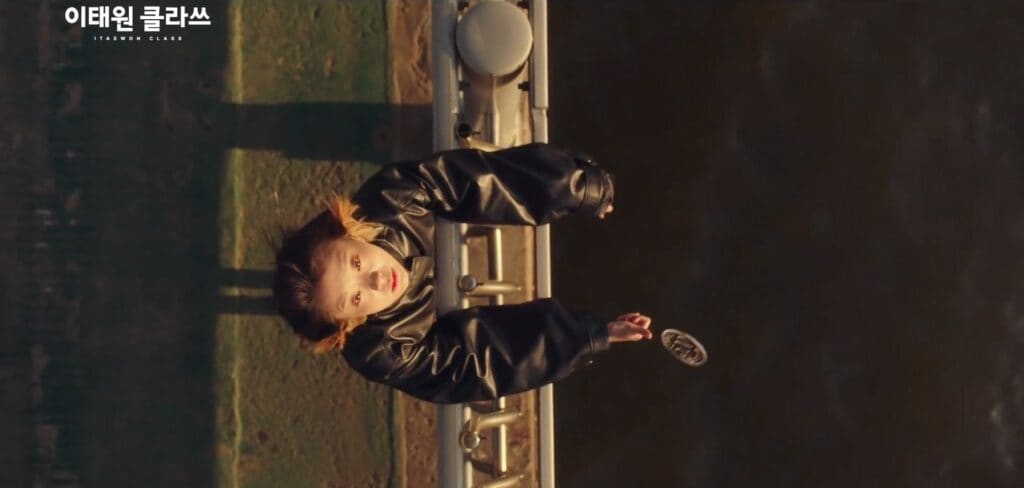 이태원 클라쓰, 한강 다리위에서 동전을 던저보는 조이서, 어떤 길을 가야할까, Image from JTBC