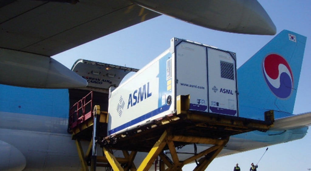 ASML에서 제작한 EUV 장비를 대한항공 항공기에 싣고 있는 모습, Image from ASML