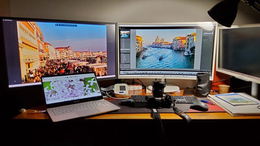 라이트룸을-설치한-후-PC를-포함한-책상-풍경