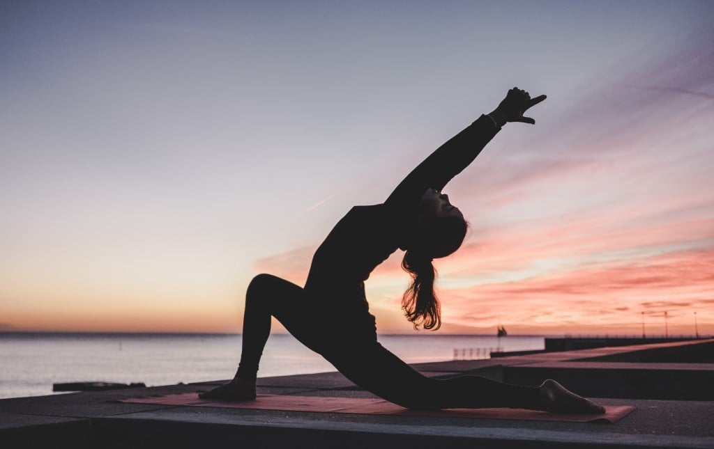 석양의 해변에서 요가하는 여인, yoga, featured, Photo by Derekpics