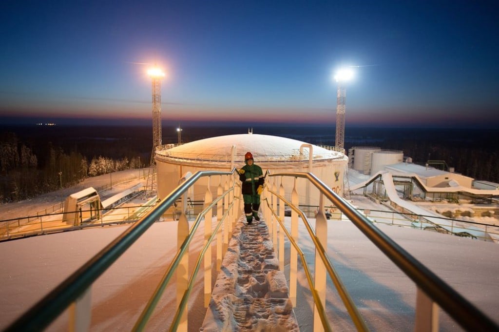 러시아 삼림지역 에너지 시추 유전 노동자, Image from Bloomberg