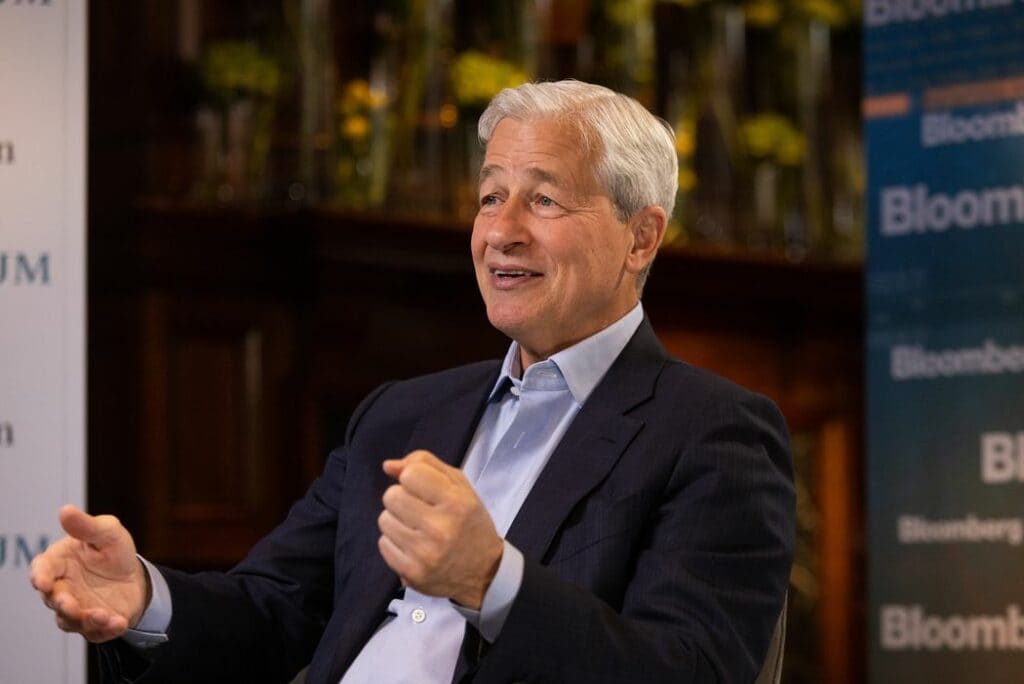 JP모건 아직 경기침체 징후는 없다, 경제적 혼란을 예상 13 JPMorgan CEO Jamie Dimon has been warning that a convergence of unprecedented factors could wreak havoc on the economy.