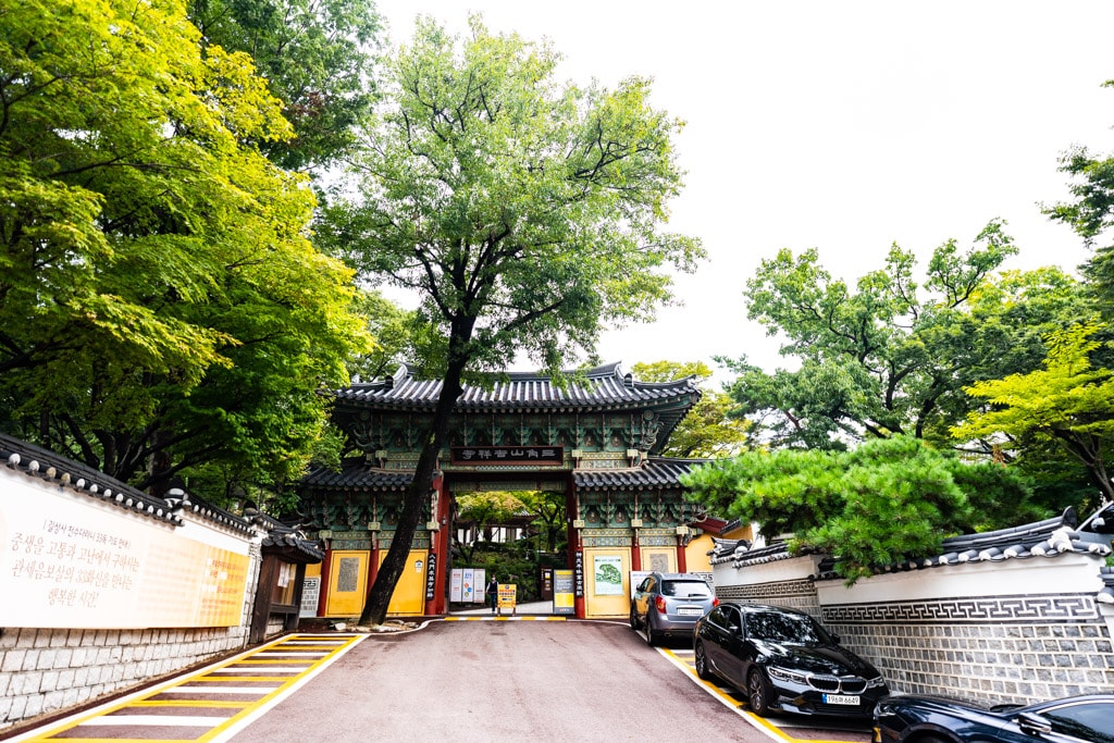 길상사에서 꽃무릇을 담다, 길상사 정문 앞 풍경